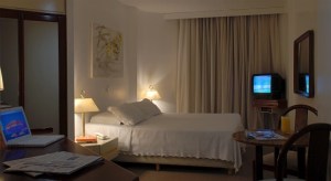 Quarto do Everest Park Hotel. A varanda tem vista para o mar. 