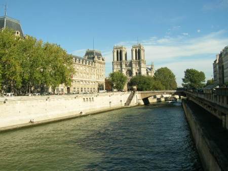 Notre Dame, ao fundo 