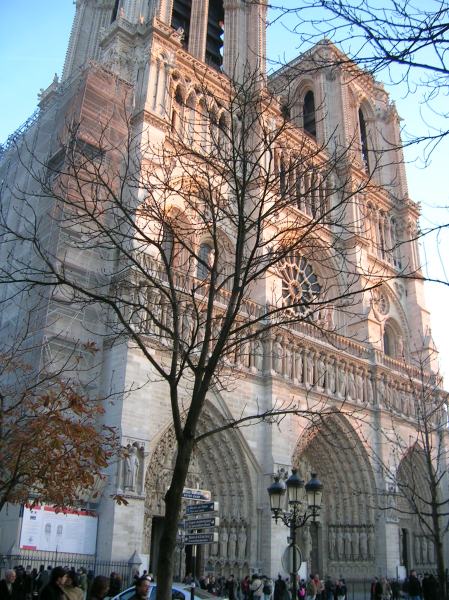 Reflexo do sol na Notre Dame 