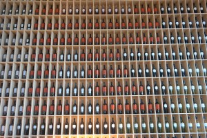 Bar do hotel Marques de Riscal. No local há uma loja com vinhos e produtos da vinícula.