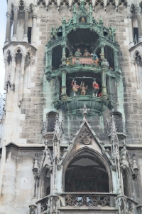 Detalhe da  torre do relógio da Neues Rathaus e o show de bonecos.  