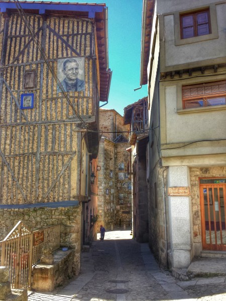 Fachadas das casas com as fotos dos moradores do anos 70. 