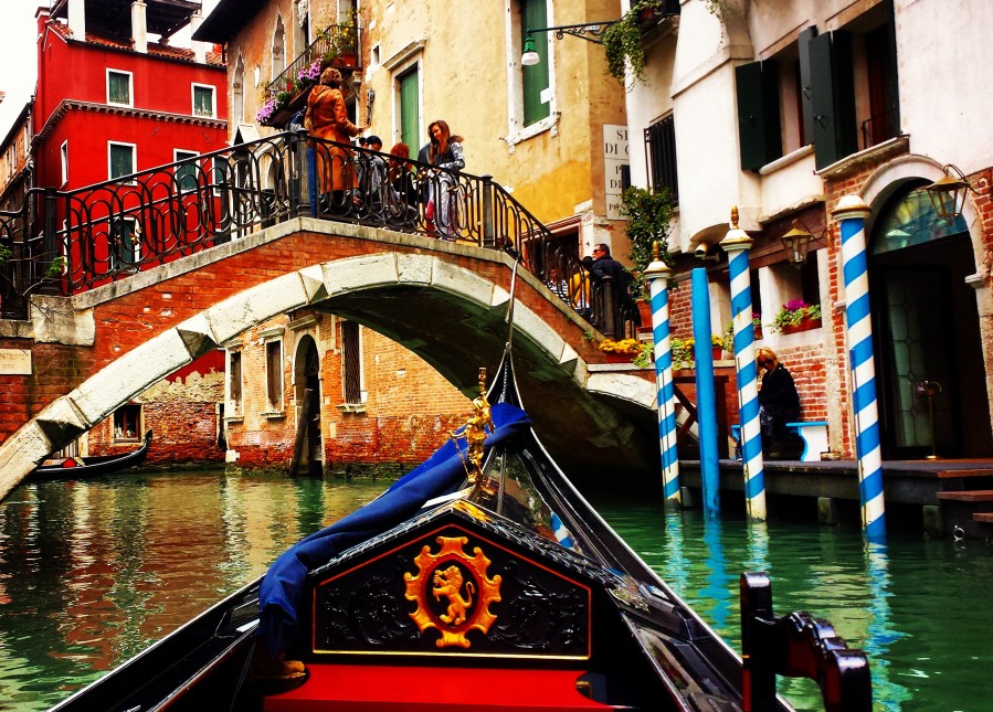 Passeio de gondola por Veneza é imperdível 