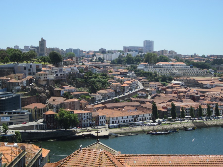 Vista de Vila Nova de Gaia desde o Porto. Na imagem se pode ver os telhados dos armazéns e o The Yeatman Hotel. 