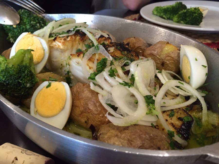 O Transmontana e o Bacalhoeiro (foto) servem o típico bacalhau assado com batatas 