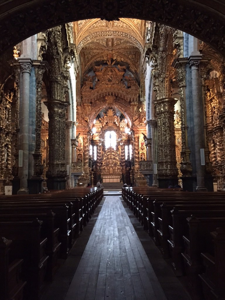 O esplendor do Interior da Igreja de S. Francisco no Porto, toda de ouro 