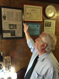 Dono do Gaveto mostrando as reportagens sobre o restaurante. Deu no NYT! 