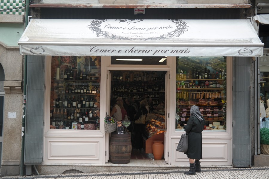 Mercearia no centro da cidade do Porto 