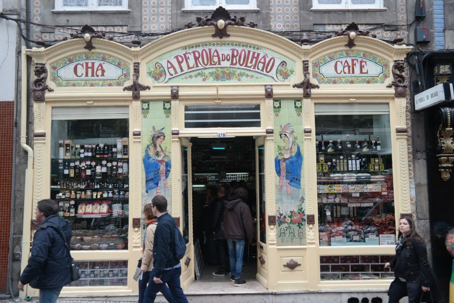 Mercearia no centro do Porto 