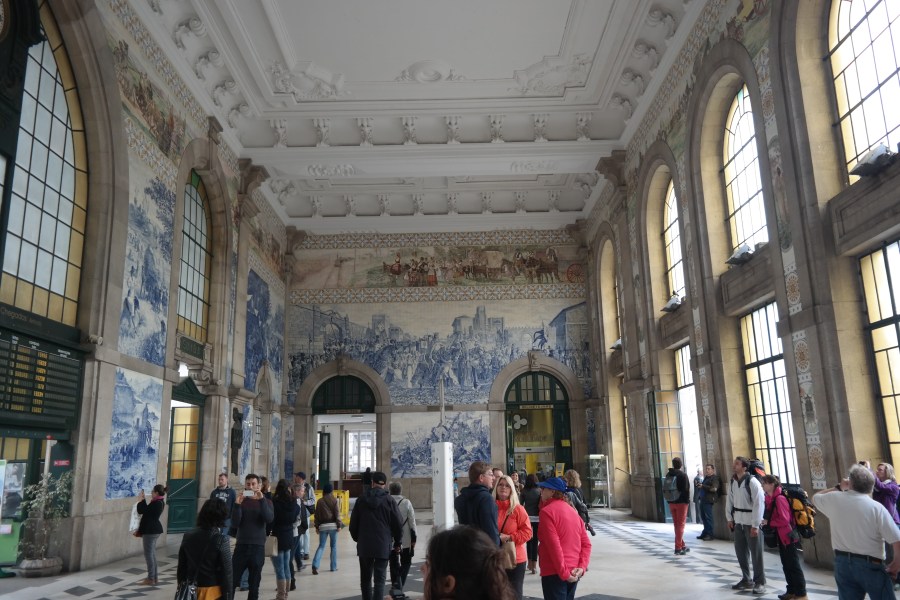 A estação de trem do Porto, a São Bento,é também conhecida pelos seus lindos painéis históricos de azulejos 