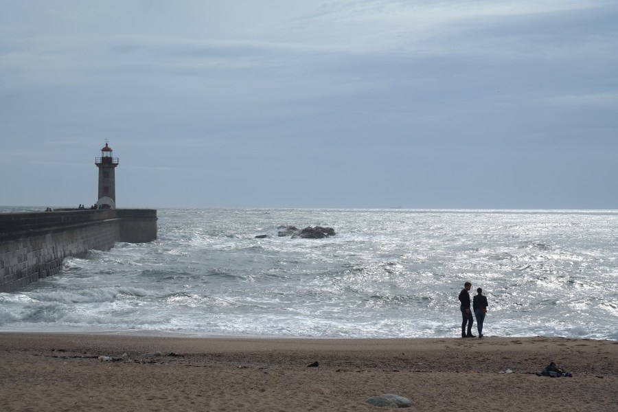 Depois de almoçar no Cafeína, caminhe pela Av. Brasil na orla de Foz do Porto e vá até o Farol