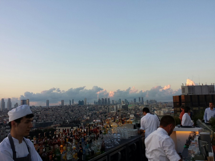 O bar e restaurante Mikla tem a melhor vista 360 graus da cidade 