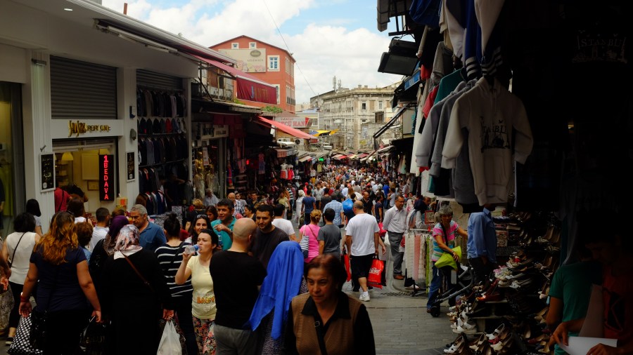 Muvuca no centro de Istambul entre Grande Bazar e Mesquita Azul