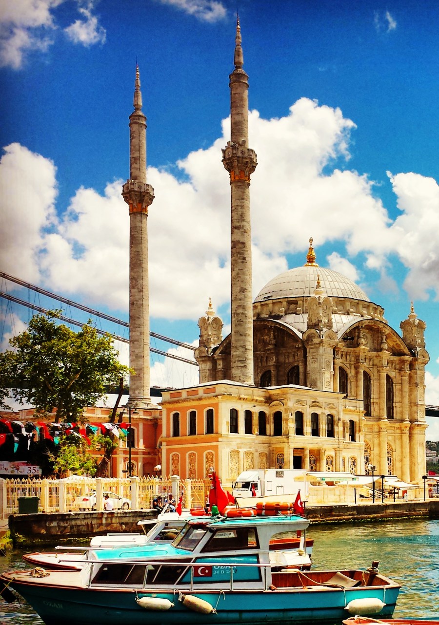 A mesquita de Ortaköy à beira do Bósforo vale a visita pela beleza e localização