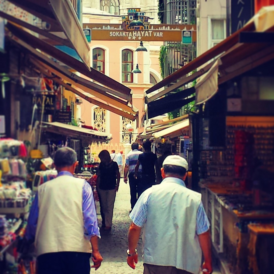 Além da bela mesquita, Ortaköy é um típico bairro à beira do Bósforos com feira de produtos locais, restaurantes e cafés